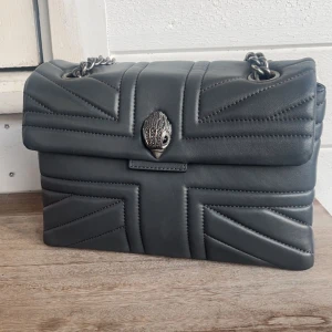 Kurt Geiger väska - Jätte snygg Kurt Geiger väska i grön, blå, grå färg. I otroligt fint skick, utsida och insida. Väskan går både att använda som handväska och snett över bröstet. Köpt från Vestiaire Collective. Skickar gärna mer bilder privat🥰🥰