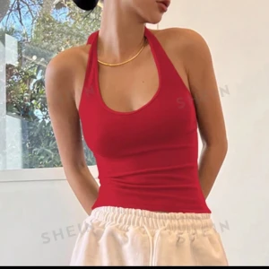 Röd halterneck topp - Snygg röd halterneck topp, perfekt för sommardagar. Den är tight och har en knytning i nacken som ger en stilren look. Passar perfekt till både vardag och fest!
