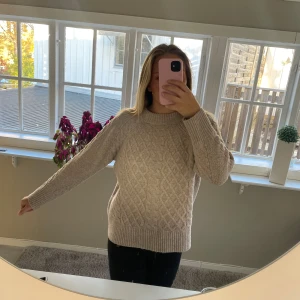 Stickad tröja - Jättefin kabelstickad tröja från Lager157 som jag använt mycket men fortfarande i fint skick! Säljer för 100kr🩷