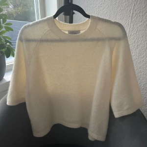 & Other Stories tröja  - Vit stickad t-shirt i alpacka från & Other Stories i storlek M. Den är i fint skick och har inga defekter. Nypris är 790 kr. 