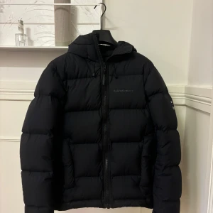 Peak Performance Rivel Down - Peak Performance Rivel Down Riktigt skön vinterjacka som håller värmen och stöter bort vatten till en viss mängd. Storlek S, jag är 183 lång, så passar även M. Loggan på armen har lossnat av oförklarlig anledning, åtgärdas innan försäljning.