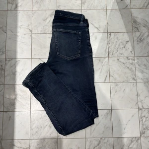 Acne Studios jeans - Tjena tjena, säljer ett par ass feta Acne Studios jeans i storlek 29/32 samt färg mörkgrå. Skick 8/10 litet märke vid skrevet, annars helt fel fri. (OBS) Hålet på vänstra knä skålen på jeansen är gjort själv. Kom dm för fler bilder/frågor osv!✌️