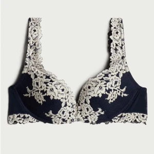 Intimissimi bh - Säljer nu min superfina intimissimi bh då den blivit för liten💕spetsen har blivit lite rosa men det syns bara i vissa ljus💗nypris 500!