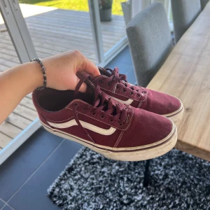 Vans - Vinröda vans storlek 38, inte mycket använda så i  fint skick, inte tvättade på bilden men tvättas självklart av innan de skickas🥰🩷De är packade och redo att skickas