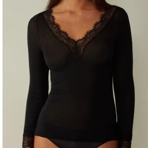 Intimissimi tröja - Säljer nu min fina tröja från intimissimi då den inte kommit till användning särskilt mycket. Köpte den för 450kr och de är fortfarande bra skick. Skriv till mig om privata bilder eller frågor🤗