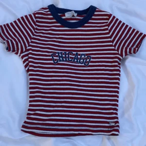 randig pull & bear t-shirt - en t shirt i bra skick från pull and bears tonårslinje, i storlek XS💗skriv gärna om ni vill ha bilder när den sitter på💕