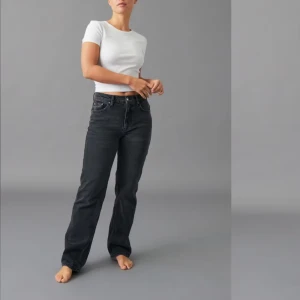 Vit kortärmad t-shirt - Jättefina svarta jeans i nyskick 