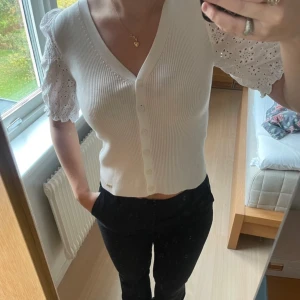 Blus med puffärmar  - Slutsåld Söt ribbad blus med broderade puffärmar. Aldrig använd, storlek s och passar xs-m💕