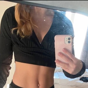 Croppad långärmad  - Jättefin tröja som aldrig har använts. Säljer för tycker inte den sitter bra på mig