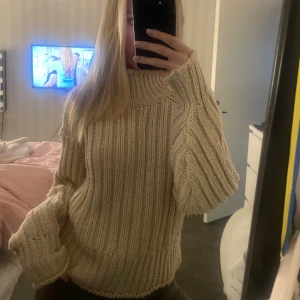 Stickad tröja🥰 - Jättefin och skön beige stickad tröja perfekt till hösten!🥰🥰😌☺️