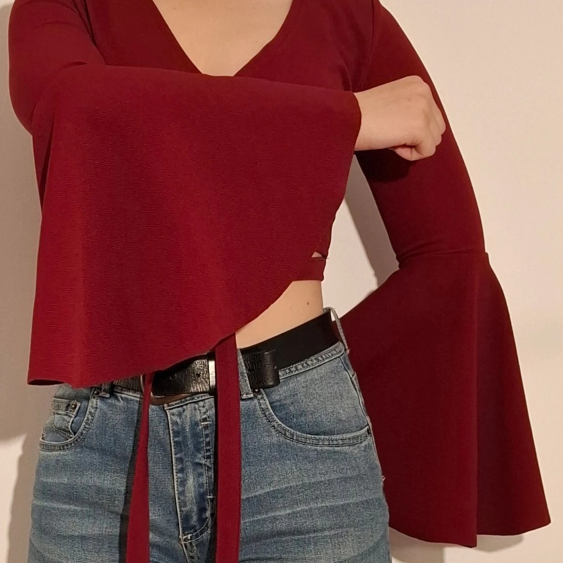 Vinröd crop top med vida ärmar - 90