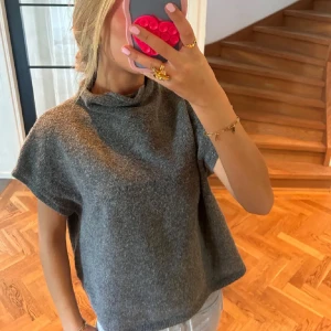 Stickad T-shirt  - Säljer denna super fina tröja, använd 1 gång!❤️❤️🙏🏼🙏🏼