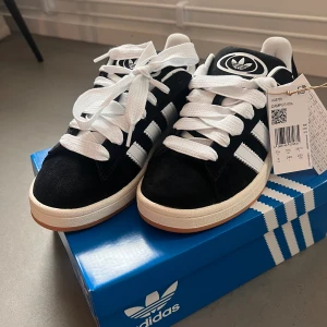 Adidas Campus 00s black 38 2/3 - Säljer dessa Adidas CAMPUS 00s i färgen svart, de är helt oanvända endast testade inomhus men de va lite för små tyvärr och hann tyvärr inte skicka tillbaka de till ASOS.  Storlek 38 2/3 Kvitto finns från ASOS