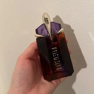 Säljer min Alien Hypersense från Mugler då jag använder andra parfymer mer just nu. Inköpspris = 1425kr | Använd max 5 gånger | Buda! 💗