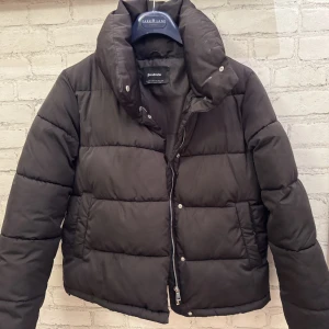 Vinterjacka  - Säljer denna fina jackan som är i bra skick. Ganska liten i storleken så passar S också🤍