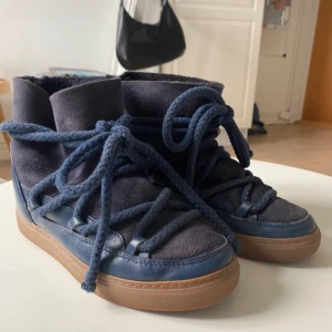 Inukkii - Säljer mina fina blåa inukki, de är jättefina. I storlek 36 säljer pga jag vill ha en annan färg❤️Köpa på plick för 1 månad sen. De finns ingenstans att köpa denna mörkblåa färgen.