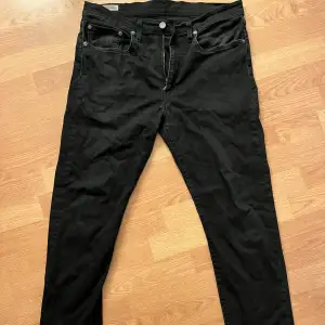 Svarta Levis jeans i 9/10 skick, bara skriva om du har någon fråga👍