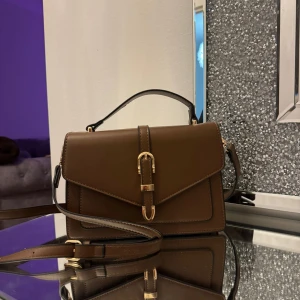 Brun väska - Använd ett par gånger, fortfarande i nyskick 