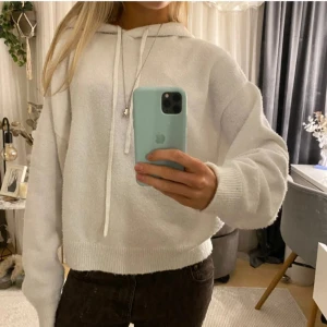 Stickad hoddie - Jätte fin stickad hoddie, köpt här på plick inte mina bilder🥰