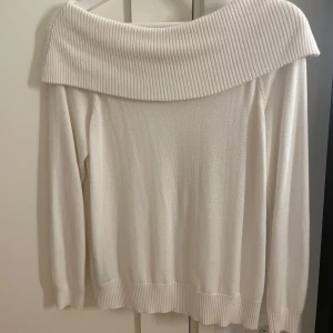 Stickad off shoulder tröja - Jättefin off shoulder tröja i jättebra skick knappt använd💕köpt för runt 700 från we studio, skriv för fler frågor 