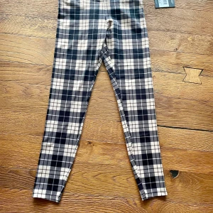 Nya träningstights - Aldrig använda. Lapparna kvar. Svart/beiga