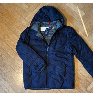 Ralph Lauren jacka(helt ny med tags) - Tja, säljer nu denna marinblå äkta jackan ifrån polo Ralph lauren. Det är polyester inuti och jackan är vattentät!Priset är inte fast och svarar gärna på era frågor eller funderingar, nypris 4295 mitt pris 1799  // P.closet✝️