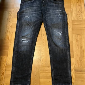 Jack and jones jeans - Snygga Jack and jones jeans med slitningar. 32 32 i storlek, skriv vid minsta fundering mvh Tendenza🤝🏻