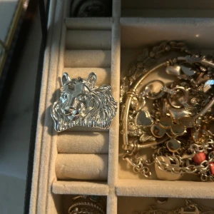 Lejon ring - Ioaku ring i mycket fint skick, använd endast två gånger! Justerbar, hör av innan köp💘 