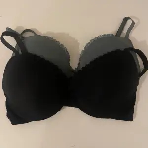 En grön och en svart push up  bh från twilfit by change lingerie. Är i bra skick men den gröna är lite fläckig. Annars super fina och söta . 