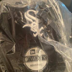 Säljer en helt ny Chicago white sox keps. Fick som present men fel modell. Nypris ca 450kr. Helt oanvänd