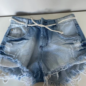 High waist shorts  - Säljer ett par high waist shorts från eivi’s jeans i storlek 40. Kommer med snöret . Bra kvalitet och inte jötte använda 💖