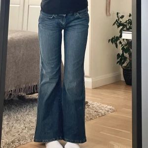 Lågmidjade bootcut jeans - Från Esprit! Passar XS skulle jag säga. Midjemåttet är 39,5cm tvärs över och innerbenslängden 72cm. Inga defekter. Hör av er vid funderingar🫶