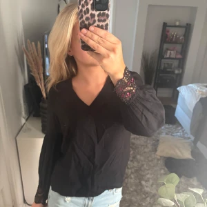 Fest blus - Superfin blus med snygga detaljer ifrån Vila. Nästan helt oanvänd🩷