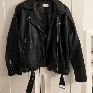 Super snygg skinnjacka - Väldigt sparsamt använd! Lite oversized i modellen 