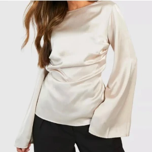 Satin blus  - Söt blus som jag köpte här på plick, säljer då den inte kommer till användning 💓står ej storlek men passar xs/s/m