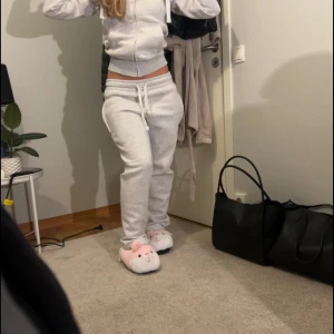 Russemerch mjukisbyxor - Mjukisbyxor från Russemerch i storlek S i modellen Sweatpant Unisex Original Light Grey som är deras unisex modell, passar alltså både tjejer och killar. Tycker dock inte de skiljer sig så mycket från den andra modellen. Helt nya med lappen kvar💕