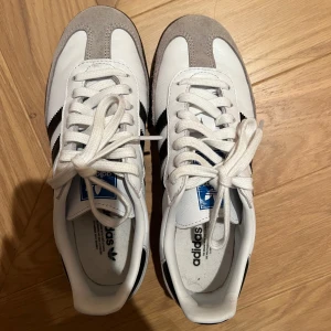 Sambas Adidas - Adidas sambas super snygga. Har inte fått så mycket användning av dom så de är i fint skick!