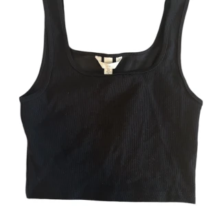 Linne - Ett svart linne från Hm, tyget är lite tjockare än andra tyg