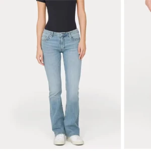 Flare jeans  - Helt nya flare jeans från Cubus. Low flare i storlek S/34