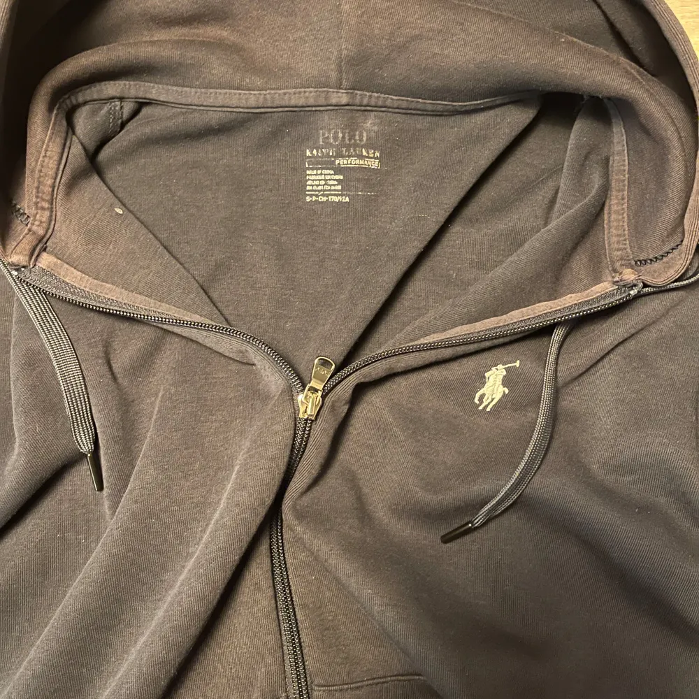 Säljer denna Ralph lauren zip i blå storlek S nypris:1900kr-2300kr skick:7/10, enda defekten är att den är lite missfärgad vid luvan men de är det man ser på bilden kom dm för fler bilder. Hoodies.