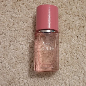 Caia parfym jolie - Caias parfym jolie säljer då doften inte passar mig. 