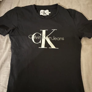Calvin Klein tröja  - Säljer min Calvin Klein tröja eftersom den nt är min stil längre. Använd Max 3 gånger. Väldigt ba skick. Pris kan diskuteras. 