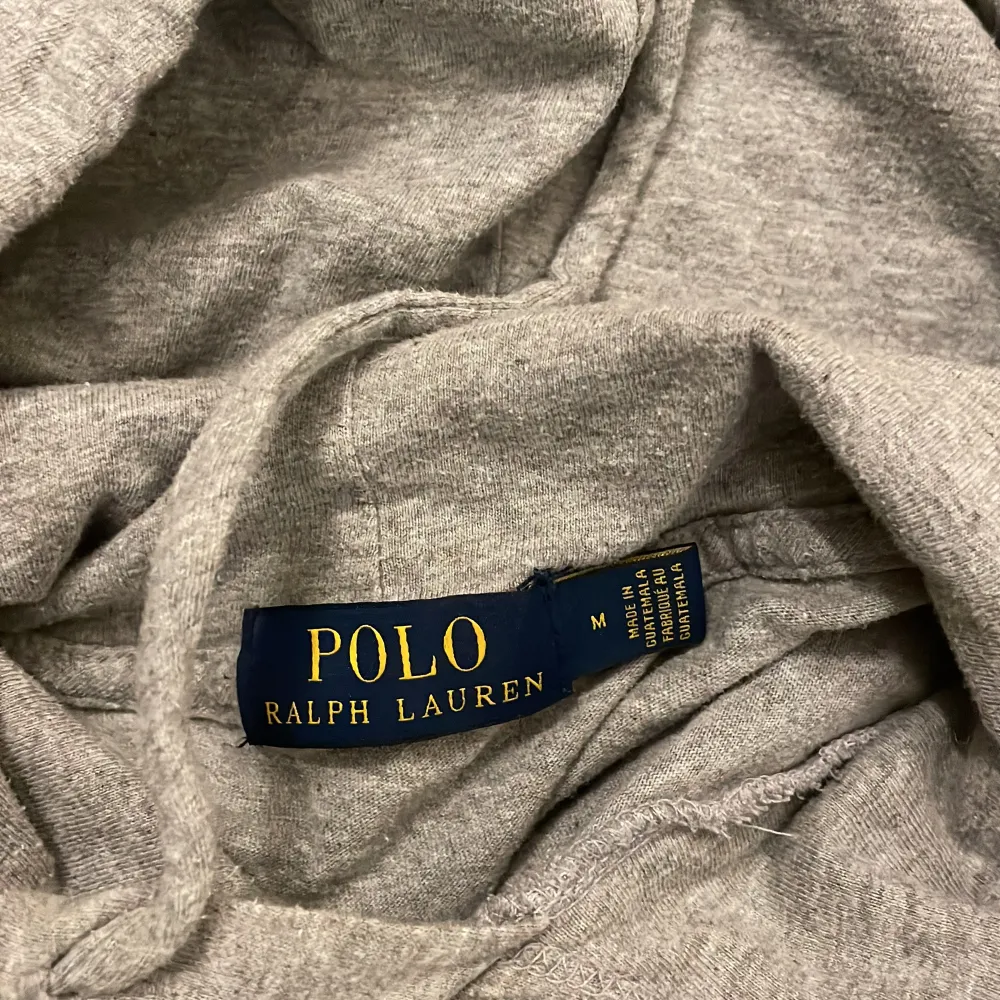 Ralph Lauren hoodie med snyggt tryck | Bra skick och i strl M | Hör av er om ni har några frågor eller funderingar!. Hoodies.