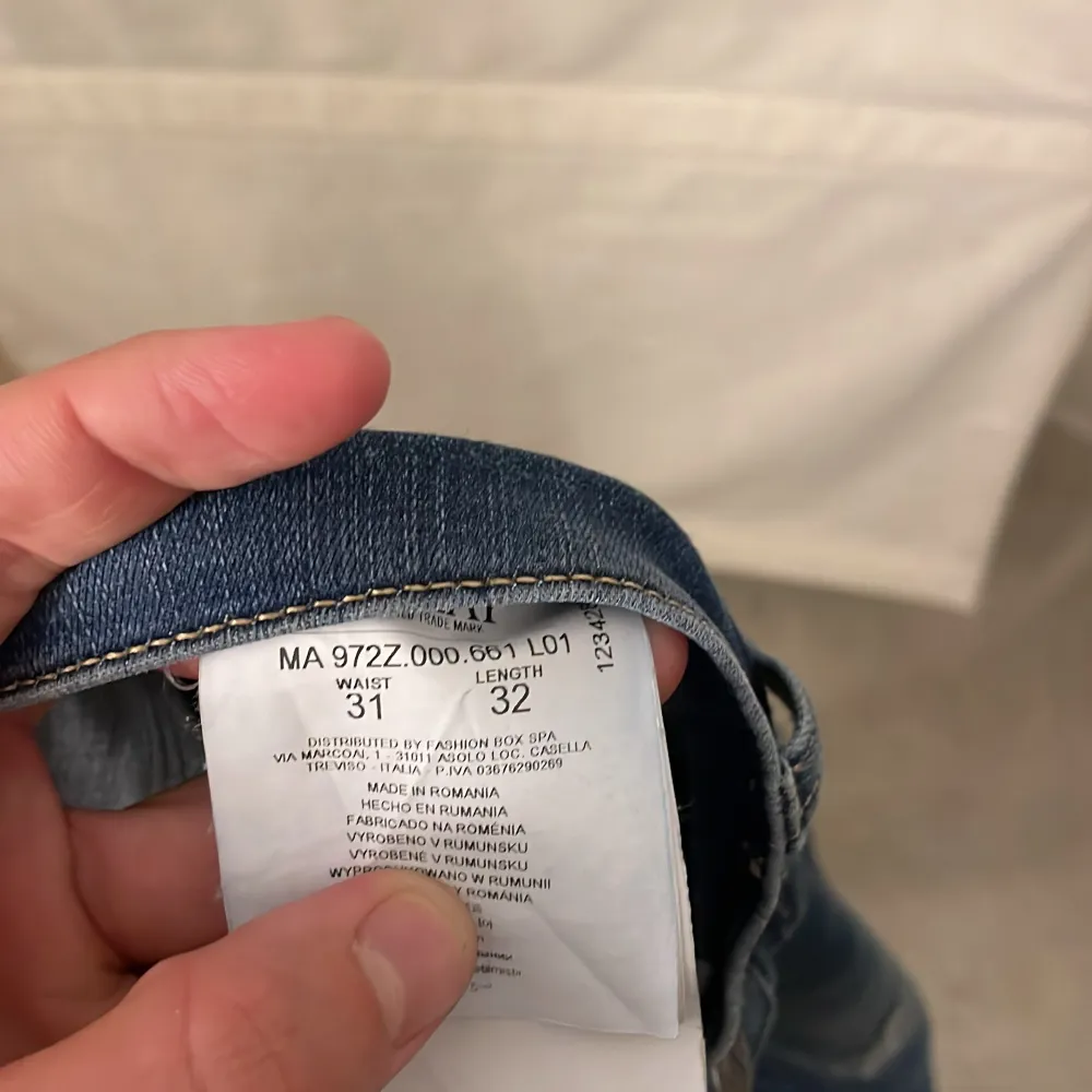 Replay jeans med riktigt snygga slitningar | Bra skick och i storlek 31/32 | Hör av er om ni har några frågor eller funderingar!. Jeans & Byxor.