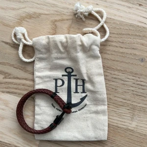 Paul Hewitt Armband  - Säljer nu detta as feta armbandet från Paul hewitt i en riktigt snygg brun färg. Nypris 699 men jag säljer de endast för 399. Säljer då de inte passar mig. Nyskick. Hör av er vid frågor eller funderingar 