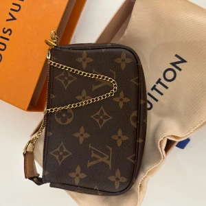 Louis Vuitton mini pochette  - Louis vuitton plånboksväska i fint skick, köpt 2020 men inte använd sen dess, köpt i Louis vuitton i Stockholm.  nypris är 7200kr. Pris går att diskutera, hör av dig vid intresse. 💕