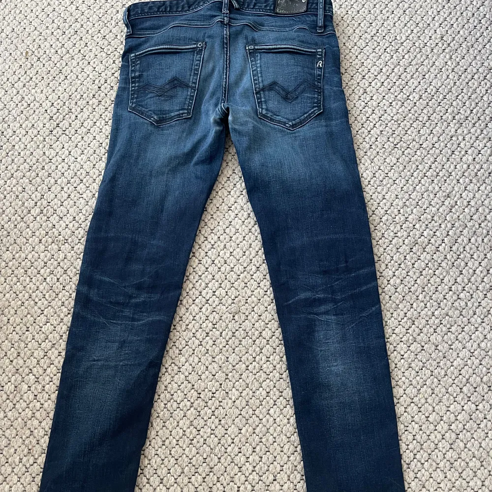 Säljer replay jeans i storlek 30 köpt för 1500 säljer för 600. Jeans & Byxor.