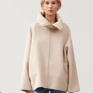 Stylein Thames jacket kappa coat - Sparsamt använd kappa från Stylein säljes, strl: S dock upplevs den som en one size beroende på hur man vill att den sitter.   Modell: Thames Jacket Strl: S   Skickas via Plick, kan även hämtas i centrala Göteborg.