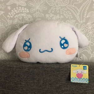 Cinnamoroll kudde/plushie - Cinnamoroll plushie/kudde som endast stått som prydnad på en hylla, så helt oanvänd och i nyskick!