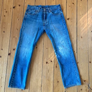 Levis 501 jeans - Tja! Säljer dessa helt OANVÄNDA Levis 501. 🙌🤩 köptes för Ca 1 månad sen och aldrig använts. Hör av er vid minsta fundering eller förslag! 😊strl: W32 L30  Kvitto medföljer ej. ❌ Nypris: 1149 kr. PRISFÖRSLAG! ✅✅